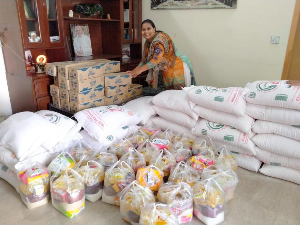 Les mascaretes (autoconfeccionades) de Sant'Egidio i subministraments d'aliments arriben als més pobres del Pakistan